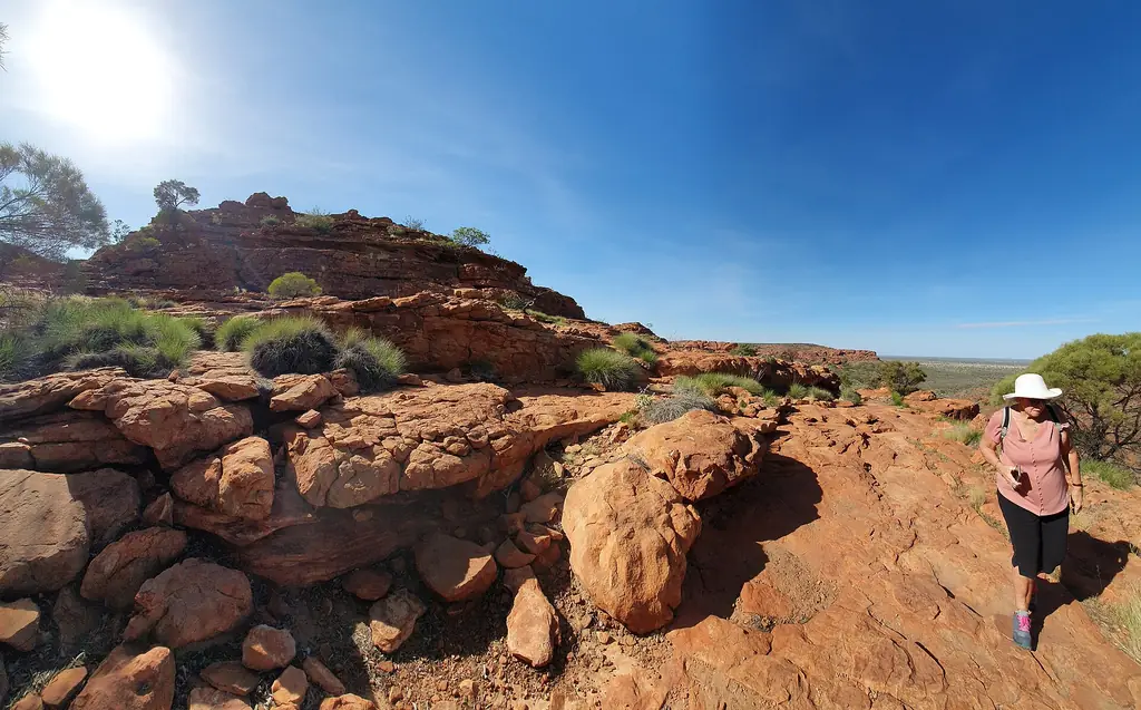 Sandstone domes and cliffs on the Kings Canyon Rim Walk